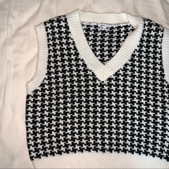 Like-New! Houndstooth Sweater Vest - Picture 4 of 5